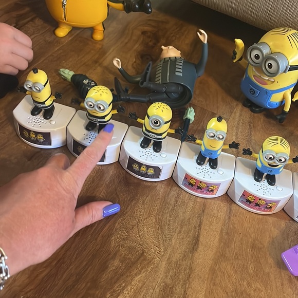 Universal Minions Playset with Yellow and Purple Figures - Picture 7 of 7